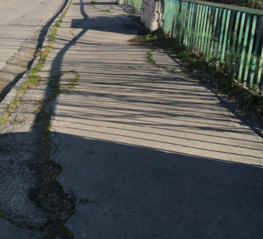 Via Santa lucia: l'attuale situazione del marciapiedi