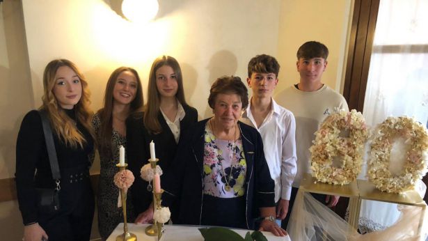 La Signora Maria Tumini circondata dai suoi adorati nipoti