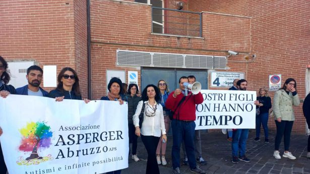 Asperger Abruzzo in protesta