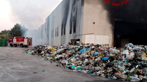 Il capannone distrutto dalle fiamme