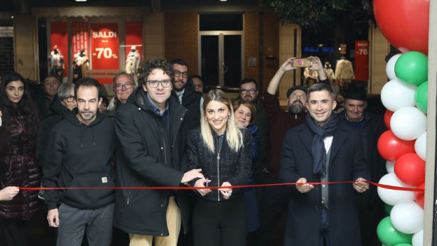 Anna Bosco taglia il nastro della sua sede elettorale