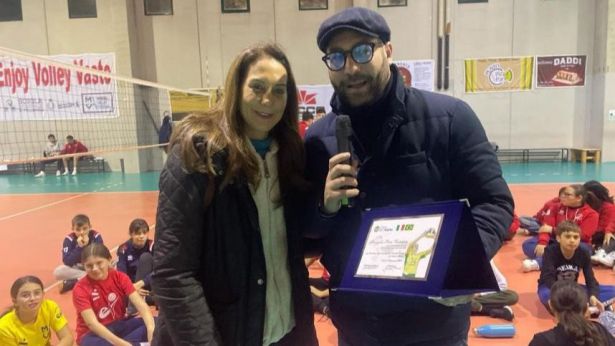 L'assessore Carlo Della Penna consegna la targa alla campionessa