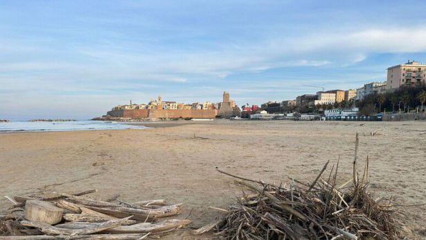 Termoli: pulizia della spiaggia