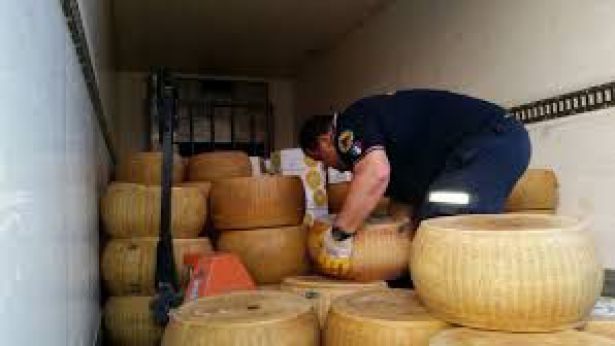 Formaggi e prosciutti recuperati