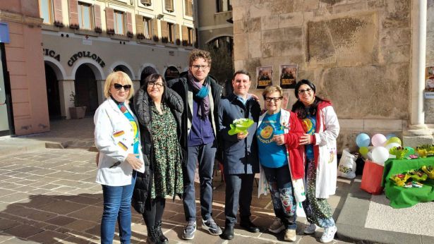 Menna e Della Gatta con le volontarie