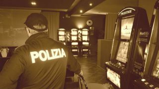 Agenti della Polizia in una sala giochi