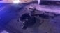 Un ammortizzatore con la ruota completamente staccato dall'auto