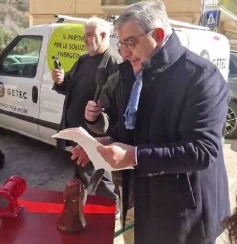 D'Alfonso davanti alla ASL di Teramo