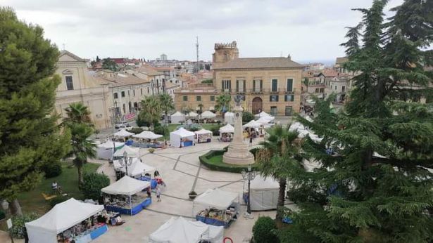 Vasto: mercatino in piazza Rossetti