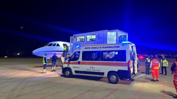 Il trasferimento del paziente dall'ambulanza all'aereo