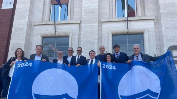 Gli amministratori ed i dirigenti dei Comuni di Vasto e San Salvo con la Bandiera blu