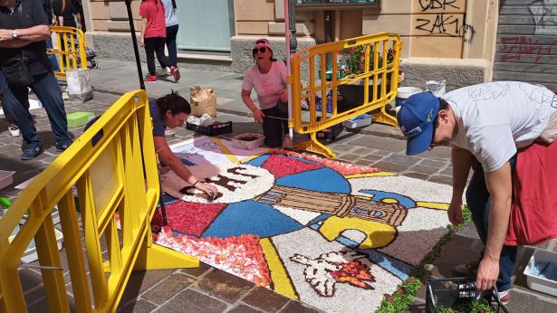 La preparazione dell'infiorata del Corpus Domini