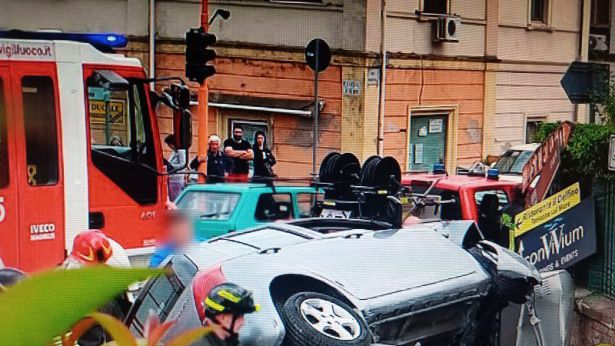 L'immagne dell'incidente che ha distrutto la centralina del semaforo