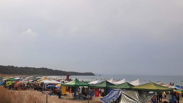 La spiaggia di Punta Penna trasformata in un accampamento
