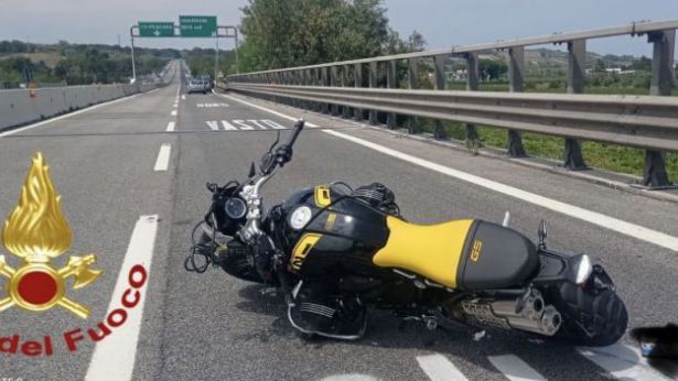 La moto coinvolta nello spettacolare incidente sull'A/14