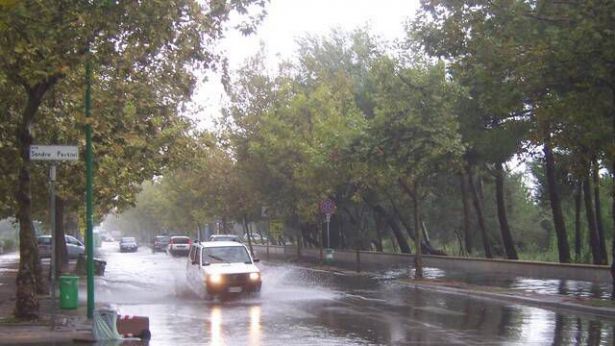 Pescara: una strada allagata