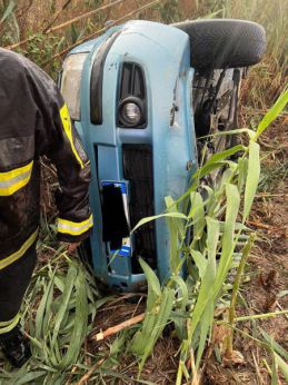 L'auto finita fuori strada
