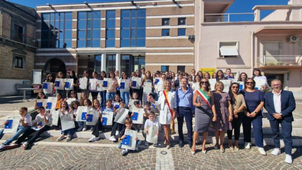 San Salvo: foto ricordo per gli studenti premiati