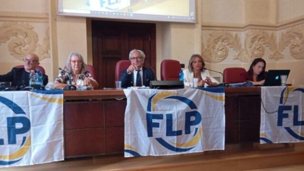 Angelo Piccoli al centro nella foto