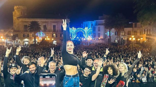 Anna Tatangelo sul palco di Piazza Rossetti