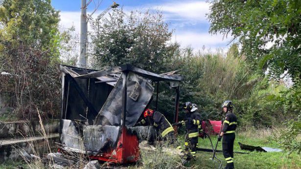 La baracca distrutta dalle fiamme
