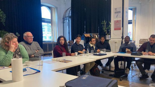 Nei giorni 29 e 30 ottobre 2024, San Salvo ospiterà l’evento formativo conclusivo del progetto Erasmus+ denominato “Sharing4Employment - Sharing policies and approaches aimed at tackling Employment obstacles faced by adults with mental health issues” (prog. N. 2023-1-BE01-KA210-ADU-000165032). Realizzato con la collaborazione di quattro partner provenienti da Belgio, Grecia e Italia, il progetto coinvolge vari attori della società civile impegnati nel miglioramento delle condizioni lavorative delle persone affette da disturbi mentali, promuovendo l'inclusione e la sostenibilità sul posto di lavoro. Nel corso del soggiorno a San Salvo, i partner lavoreranno per ridefinire le competenze fondamentali per supportare persone con problemi di salute mentale nell'inserimento lavorativo e nello sviluppo di attività imprenditoriali. Oltre alle sessioni formative, il programma include testimonianze di esperti e imprenditori del settore, offrendo esperienze dirette e casi di successo. In particolare, nella mattina del 30 ottobre, i partner visiteranno il Centro Socioeducativo “Il Mosaico” di San Salvo, con un incontro con gli operatori del Consorzio Matrix gestore del servizio e gli utenti. A seguire, si terrà un incontro in Palazzo di Città con l’Amministrazione comunale, rappresentata dal Sindaco e dall’Assessore alle Politiche Sociali Gianfranco Travaglini, e lo staff del settore Politiche Sociali. La permanenza a San Salvo darà modo, ai graditi ospiti, anche di visitare e conoscere il territorio sansalvese con le sue interessanti attrazioni. I partner di progetto: Solidarity Initiatives for Development (Belgio), Bruxelles, Belgio – Capofila del progetto. Belgian Brain Council (Belgio), Bruxelles, Belgio, partner. Greek Carers Network EPIONI (Grecia), Atene, Grecia, partner. PMI Services Soc. Coop. arl. (Italia), San Salvo, Italia, partner.