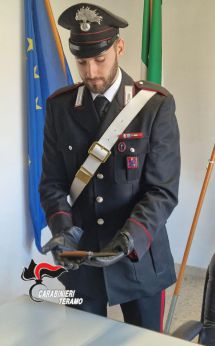Carabinieri: il coltello sequestrato
