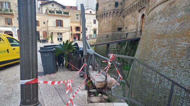 I danni provocati alla recinzione della recinzione del fossato del Castello Caldoresco
