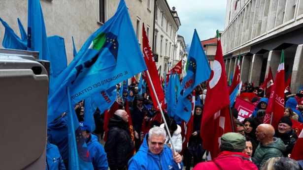 Manifestanti in piazza per lo sciopero nazionale