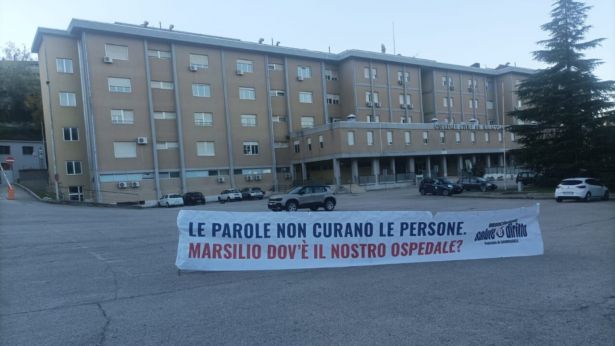 Guardiagrele: lo striscione issato dinanzi all'Ospedale