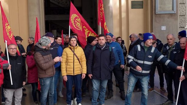 Il sit-in davanti alla Prefettura