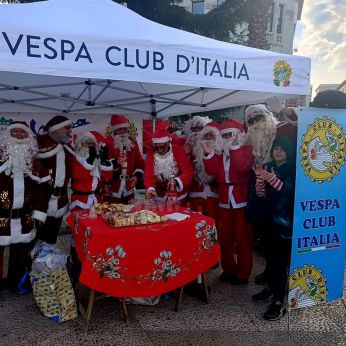 Babbo  Natale in vespa