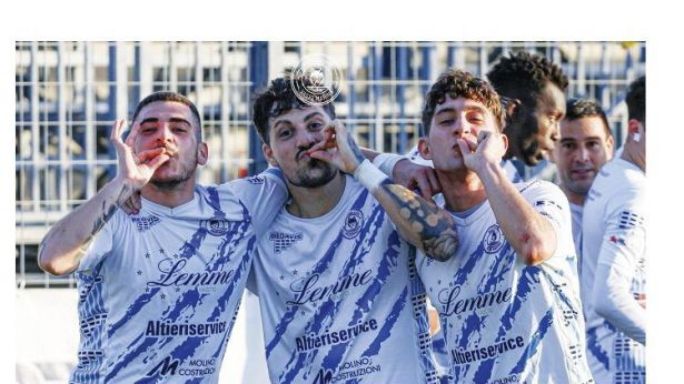 I calciatori della Bacigalupo festeggiano