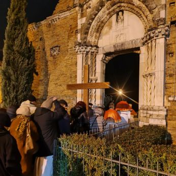 Giubileo: il passaggio della Croce sotto il portale di San Pietro