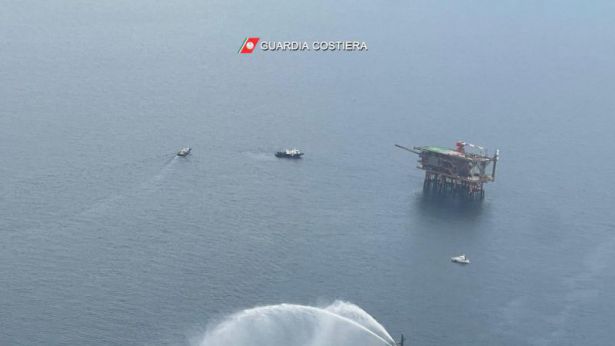 Una immagine dell'intervento in mare