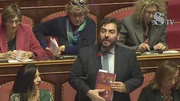 Fina con il libro di Pinocchio donato alla Meloni