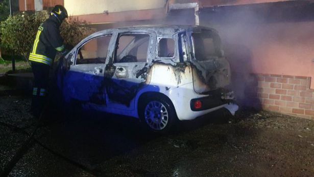 La Fiat Panda distrutta dalle fiamme