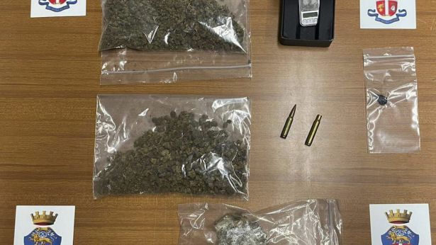 La droga e la munizione ritrovata nella casa del 50enne