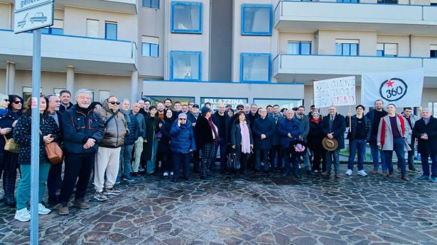 Chieti: la manifestazione davanti alla Direzione della ASL 02
