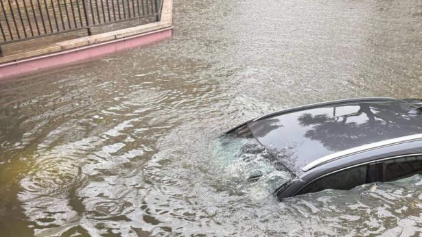 Francavilla: auto sommersa dall'acqua in via Pola