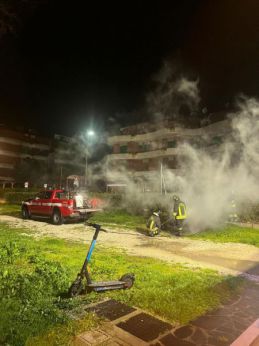 Vasto Marina: l'auto in fiamme