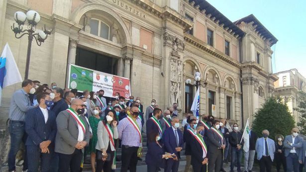 Una precedente protesta organizzata davanti al Tribunale di Avezzano