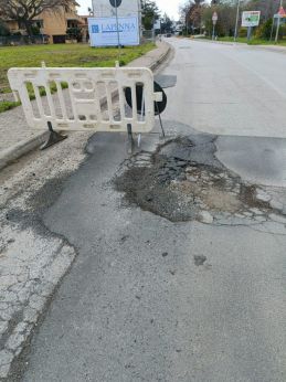 Buche lungo le strade