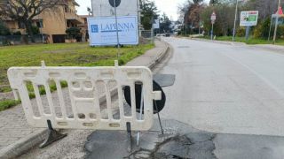 Buche lungo le strade