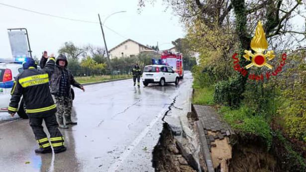 Frana lungo una strada del chietino