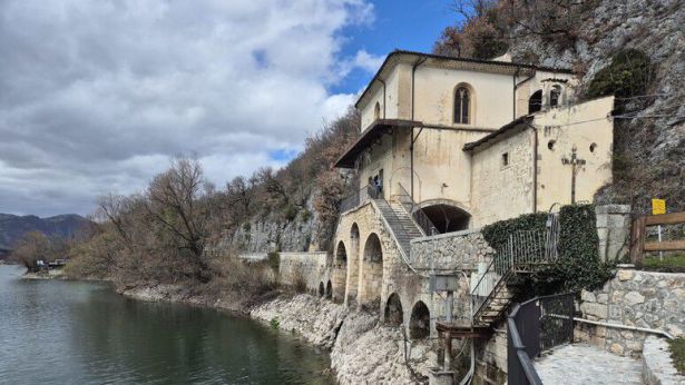 Scanno: la chiesetta che si affaccia sul lago