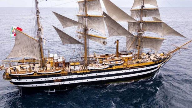 La nave Amerigo Vespucci