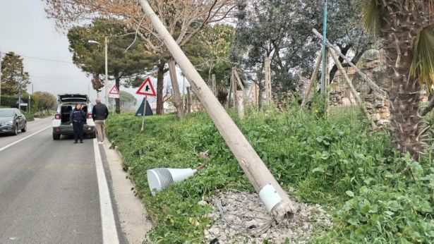 Vasto: il palo della linea elettrica abbattuto a S.Antonio Abate