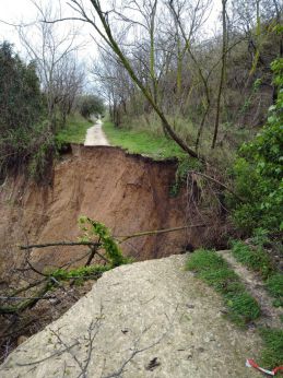 La frana apertasi sulla pista ciclabile a Mottagrossa