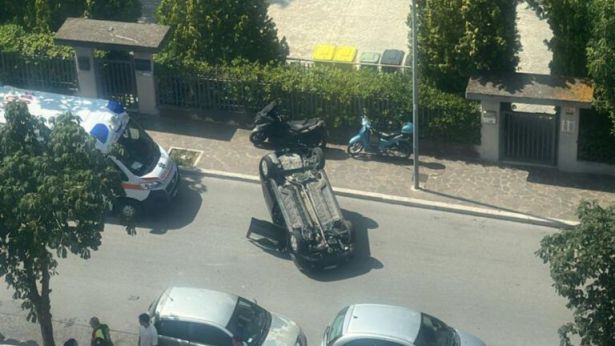 L'Auto ribaltata in via Nicola Bosco